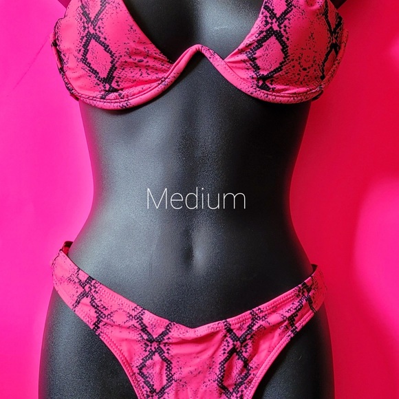 Bathing suits - Picture 8 of 9